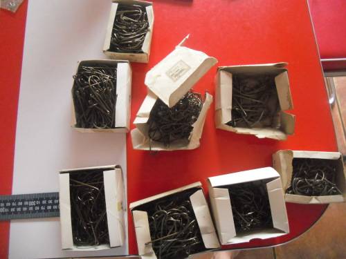 APPROXIMATELY 800 FISHING HOOKS (NEVER BEEN USED).